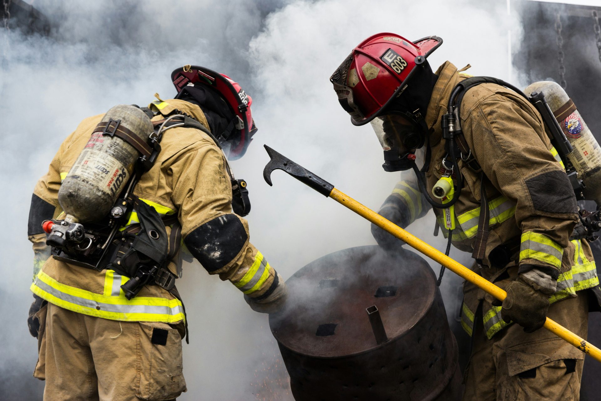 Zwei Feuerwehrmänner mit Gasmasken